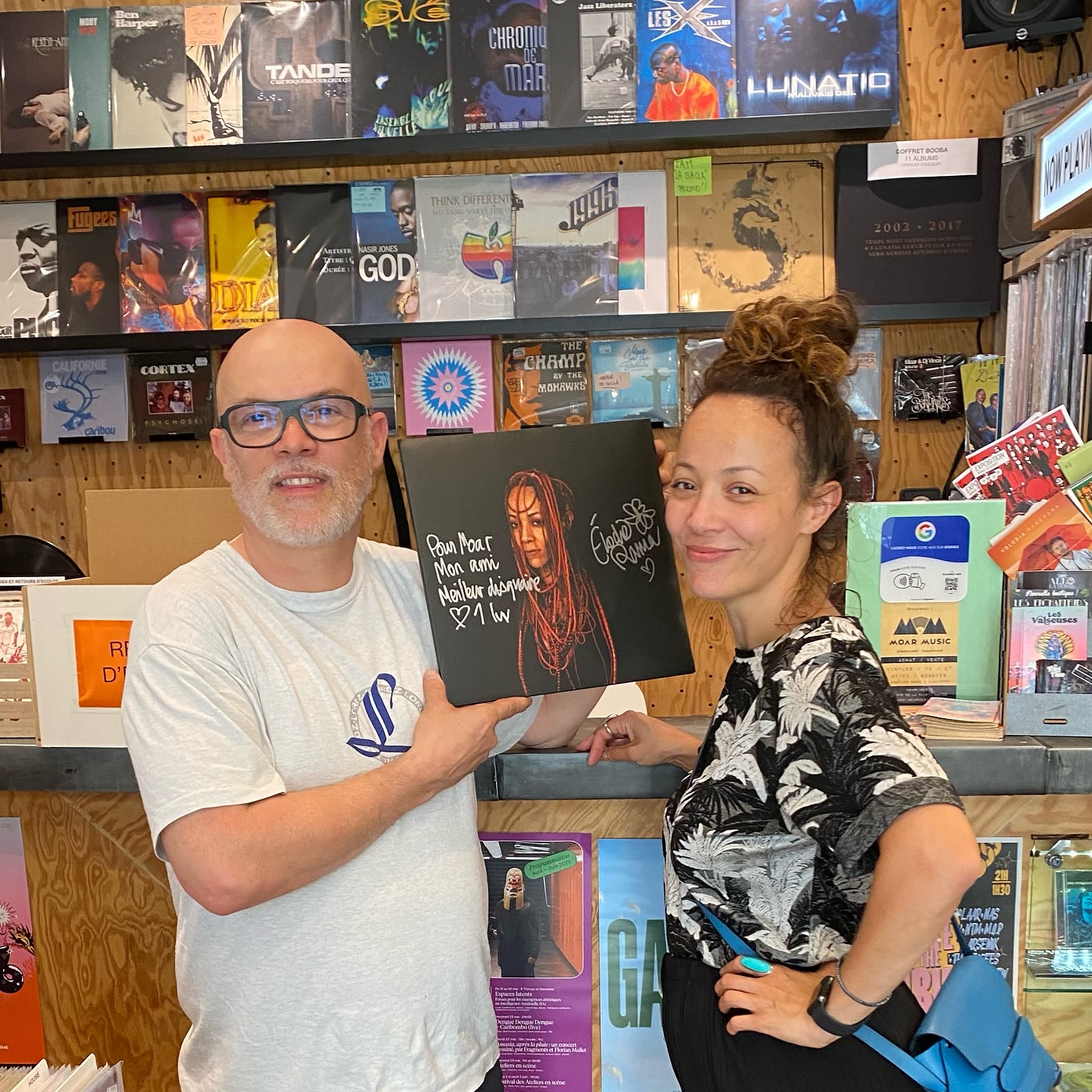 De passage à Nantes, incontournable petit arrêt chez Moar, mon ami Dj, beatmaker, fondateur de @tradviberecords et disquaire de @moarmusicshop :)
J’ai laissé quelques Constellations signées de ma main, édition limitée à 300 exemplaires !
Vous savez où les trouver ✌🏽
#Nantes #Constellations #frenchsoul #creolesoul #soulmusic #elodierama #moar #disquaire #disquaireindépendant