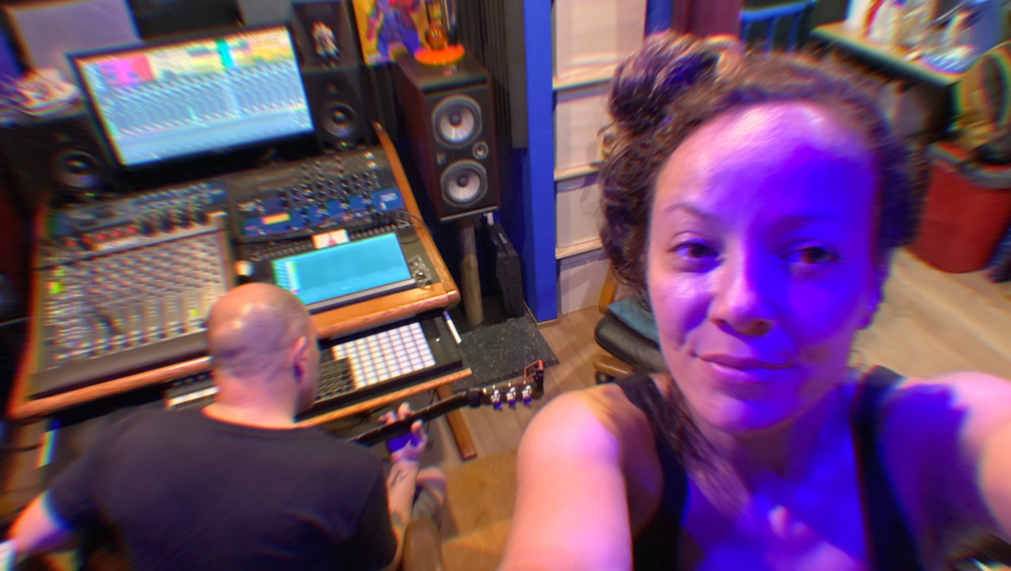 Je serai sur scène avec mon ami @laboklandestino vendredi soir pour le festival ON AIR et la carte blanche à @selecter_the_punisher et @soul_train_marseille sur le plus beau spot de Marseille au sunset 💜
On travaille dur au labo 🙏🏽 see you there
Ouverture des portes 19h30
Entrée 6€