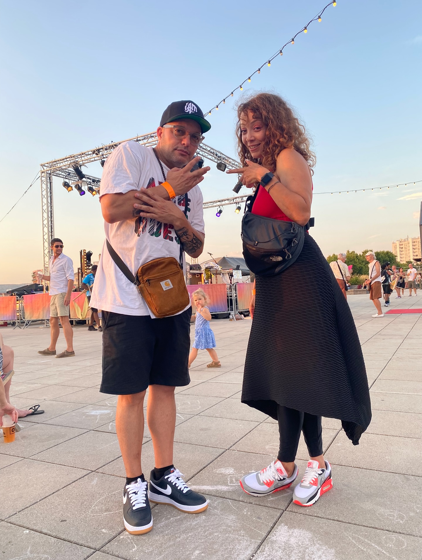 Joie de partager la scene avec Fred @laboklandestino 💜 Grace à ses bonnes vibrations, l’envie de chanter peu à peu revient ☺️
Merci à @selecter_the_punisher pour l’invitation à ON AIR @frichelabelledemai 🙏🏽 belle soirée avec de belles personnes, dans un endroit superbe avec les gens qu’on aime, on vit pour ça 💓
Et aussi je vis pour que mon fils me voit sur scène comme j’ai vu mon père petite. « Bravo Maman » j’entends entre chaque morceau. La vie. Pas mieux. ☺️👌🏽