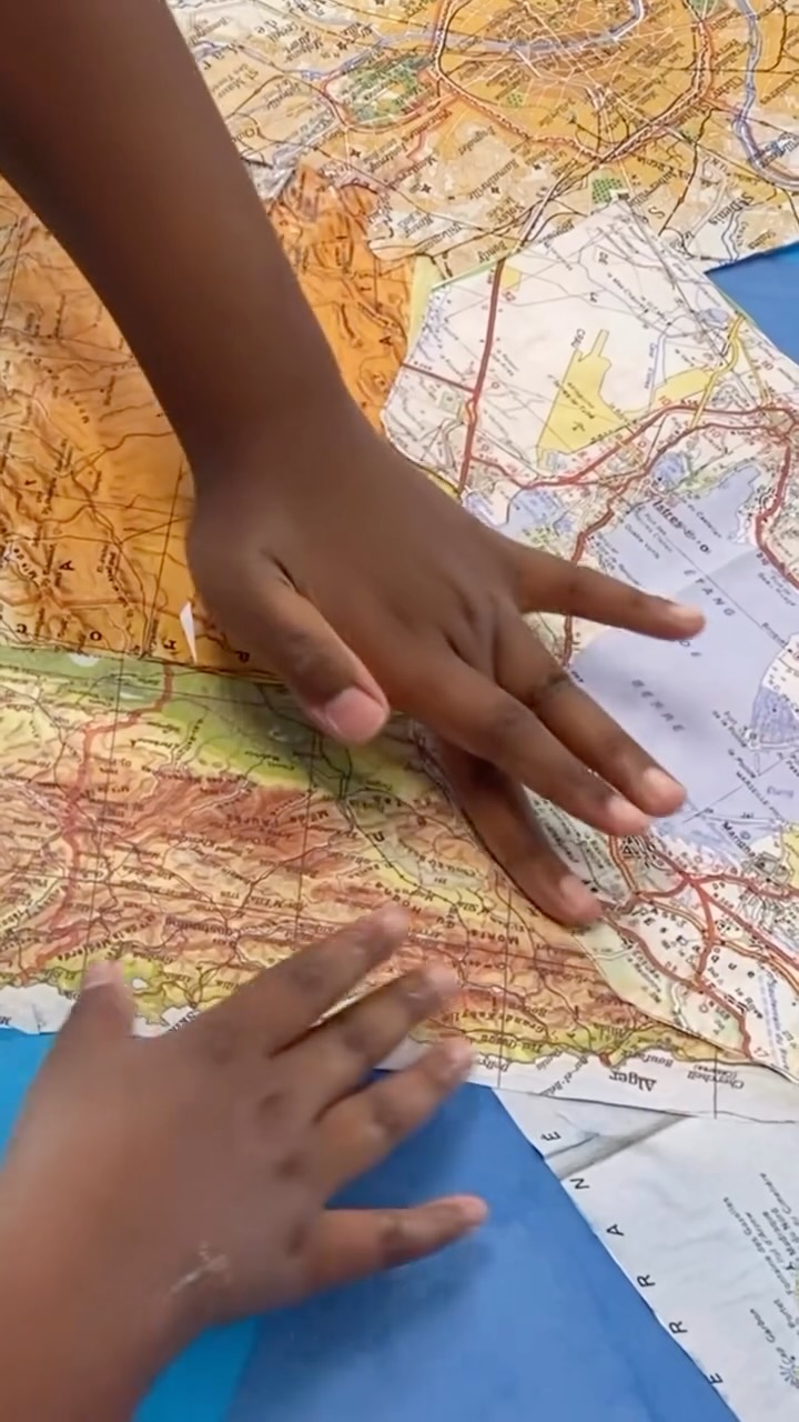 🎉 It’s a wrap !
Troisième carte terminée à l’École Émile Vayssiere à Marseille !
J’ai passé une semaine avec les CM2 à imaginer et composer leur espace à vivre ensemble, une carte qui les représente collectivement et personnellement.
✨ Prochaine étape :
La rencontre des trois classes ce jeudi à l’Espace Culturel Busserine pour le spectacle @hal_deux_mille.
Les enfants de Marseille, Pertuis et La Tour-d’Aigues ont correspondu durant tout ce premier trimestre… et vont enfin se retrouver !
🎶 Ensuite viendra le temps de créer leurs hymnes, de les enregistrer et de les partager sur scène lors de deux spectacles.
À suivre…
Un projet co-construit avec @tousensons, soutenu par Les Fabriques à Musique de la Sacem et la Ville de Marseille. 💛🌍