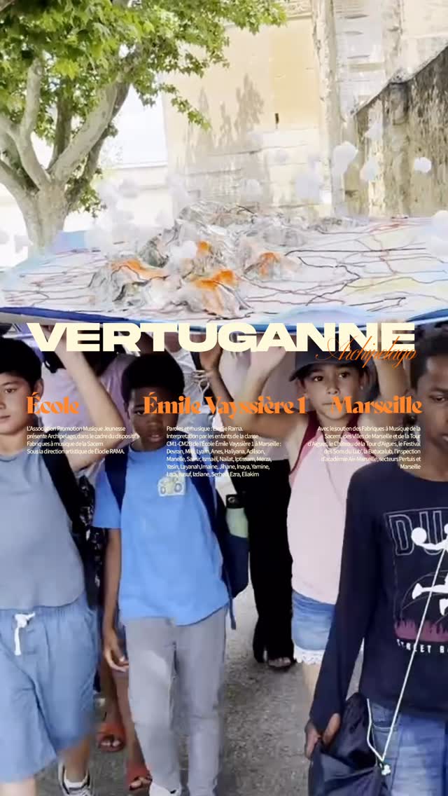 🌊🗺️ Cap sur Vertuganne, l’île imaginée par les élèves de CM1/CM2B de l’école Émile Vayssière 1 à Marseille.
À travers le dessin, la cartographie imaginaire, l’écriture et le chant, les enfants ont donné naissance à un territoire unique avant de lui offrir une voix.
Vertuganne est une chanson créée dans le cadre du projet Archipelago, une aventure artistique et humaine reliant trois écoles de Marseille, Pertuis et La Tour d’Aigues autour de la création cartographique et musicale.
Direction artistique, concept, paroles et musique : Élodie Rama
Merci au festival @tousensons d’avoir coordonné et produit ce projet qui me tient tant à cœur ❤️
Avec le soutien de la @sacem, de @villemarseille, de la Ville de La Tour d’Aigues, du Château de La Tour d’Aigues, du Festival des Sons du Lub’, de BatucaLub et de l’Inspection d’Académie Aix-Marseille.
@studio_strangeisland ✨
#Archipelago #Marseille #CreationMusicale #EducationArtistique #CM1CM2 StrangeIsland TousEnSons CarteImaginaire ElodieRama