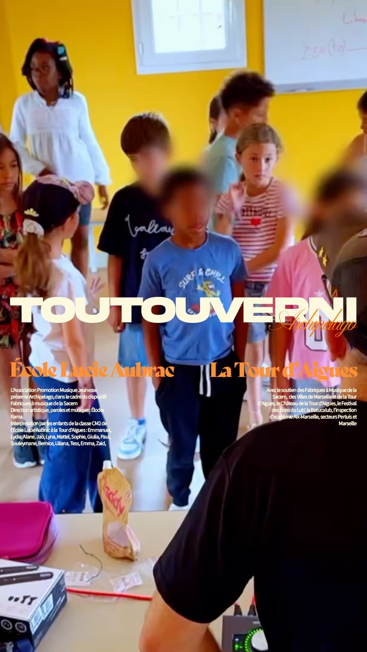 🌍✨ Bienvenue à Toutouverni, une île imaginaire inventée par les élèves de CM2 de l’école Lucie Aubrac à La Tour d’Aigues.
À partir de cartes collectées, de récits et d’ateliers de création musicale, les enfants ont imaginé un monde singulier avant de le transformer en chanson.
Toutouverni est une création du projet Archipelago, qui relie trois écoles et trois territoires à travers la cartographie imaginaire, la musique et le partage.
Direction artistique, concept, paroles et musique : Élodie Rama
Merci au festival @tousensons d’avoir coordonné et produit ce projet qui me tient tant à cœur ❤️
Avec le soutien de la @sacem, de @villemarseille, de la Ville de La Tour d’Aigues, du Château de La Tour d’Aigues, du Festival des Sons du Lub’, de BatucaLub et de l’Inspection d’Académie Aix-Marseille.
@studio_strangeisland ✨
#Archipelago #LaTourDAigues #CreationMusicale #EducationArtistique #CM2 StrangeIsland TousEnSons CarteImaginaire ElodieRama