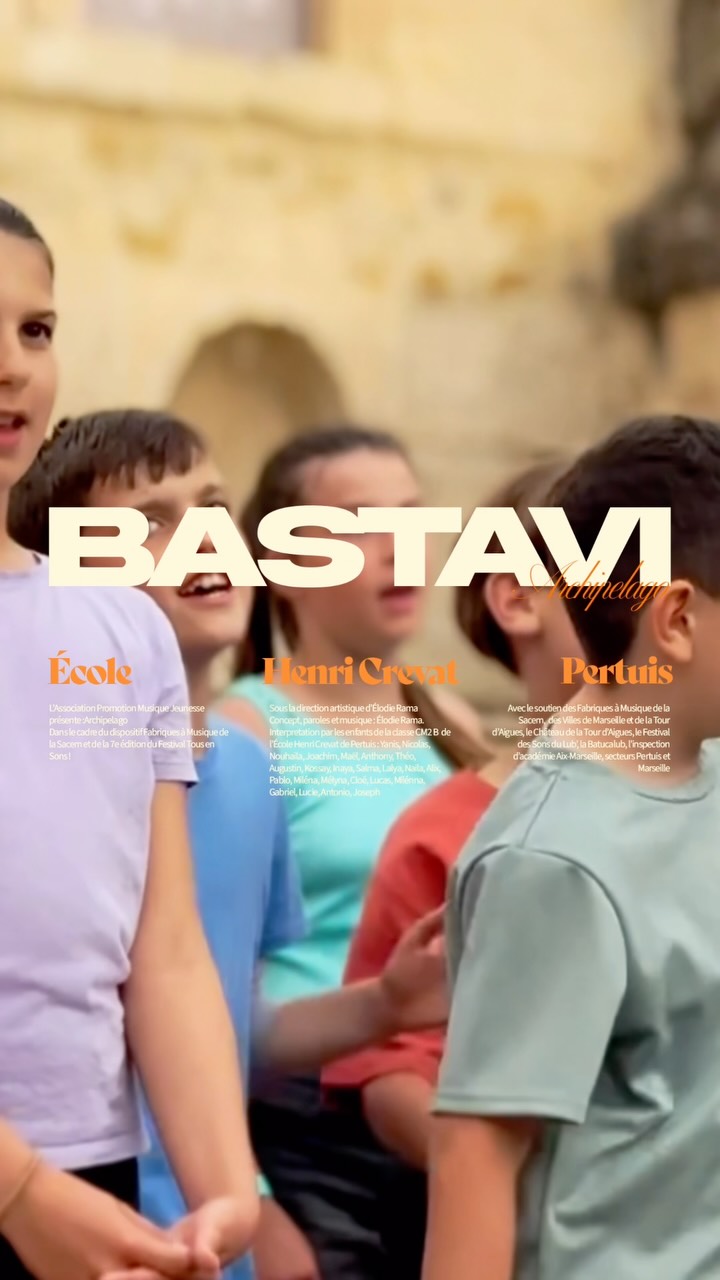 🏝️ BASTAVI
Voici Bastavi, l’île imaginée par les élèves de CM2B de l’école Henri Crevat à Pertuis.
À travers des ateliers mêlant cartographie, écriture, imagination et création musicale, les enfants ont inventé un territoire unique avant de le transformer en chanson.
Ce projet s’inscrit dans Archipelago, une aventure artistique qui relie trois écoles de Marseille, Pertuis et La Tour d’Aigues autour de la création collective. J’y explore avec les enfants les liens entre territoire, imaginaire, récit et musique.
Direction artistique, concept, paroles et musique : Élodie Rama
Merci au festival @Tous en Sons ! d’avoir coordonné et produit ce projet qui me tient tant à cœur ❤️
Avec le soutien de la @Sacem, de la Ville de Marseille, de la Ville de La Tour d’Aigues, du Château de La Tour d’Aigues, du Festival des Sons du Lub’, de BatucaLub et de l’Inspection d’Académie Aix-Marseille.
#Archipelago #Pertuis #ÉducationArtistique #CréationMusicale #StrangeIsland